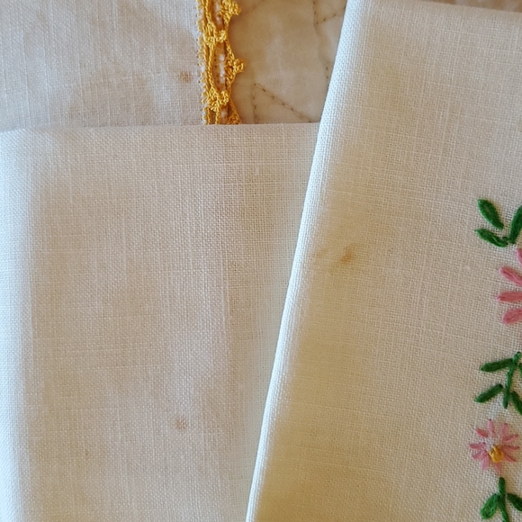 Matching embroidered table linen set - Picture 2 of 11